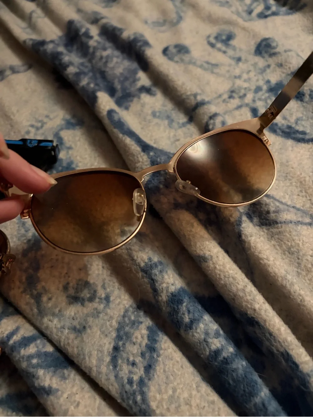 Bundle of 4 pairs of sunglasses